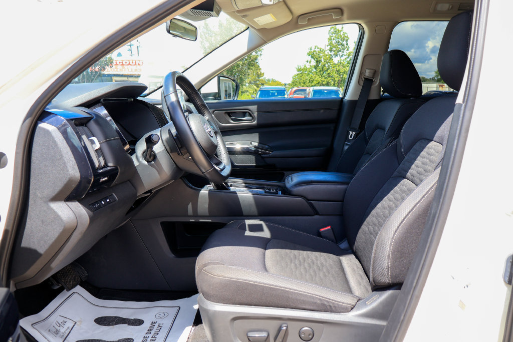 Used 2025 Nissan Pathfinder SV AWD/4WD image 7