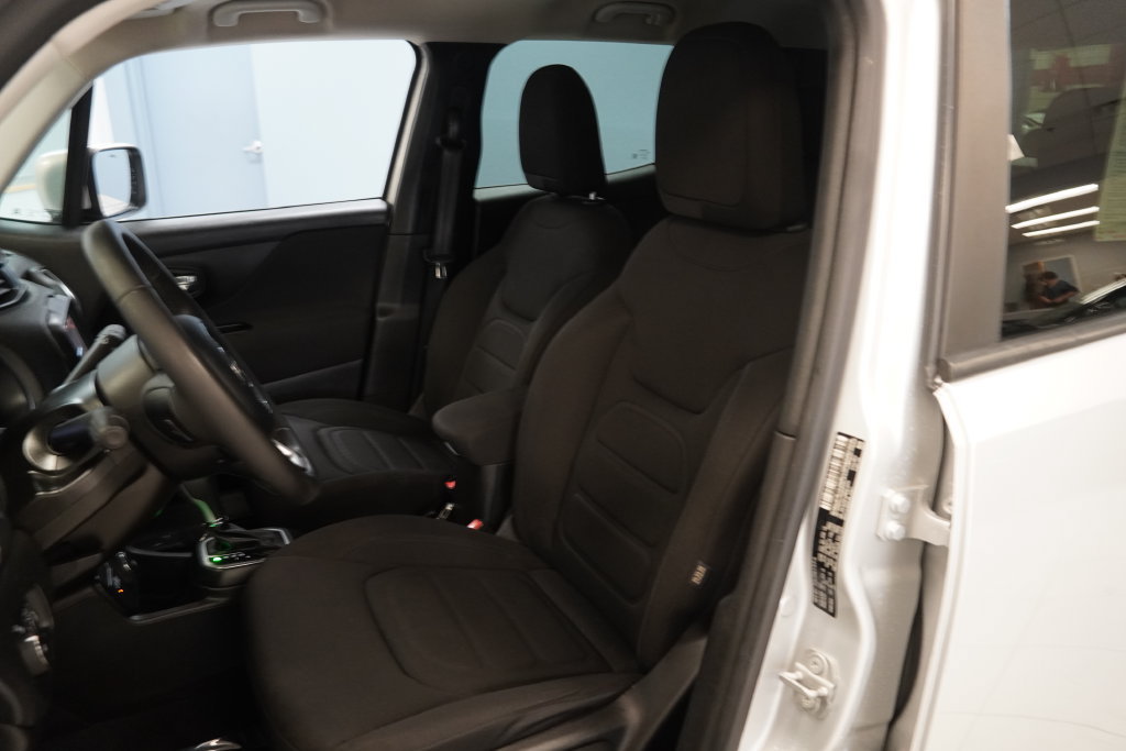 Used 2021 Jeep Renegade Latitude w/ Luxury Group I AWD/4WD image 3