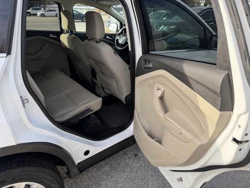Used 2019 Ford Escape SE image 16
