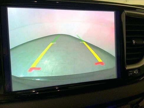 Used 2024 Chrysler Pacifica Touring-L FWD image 21