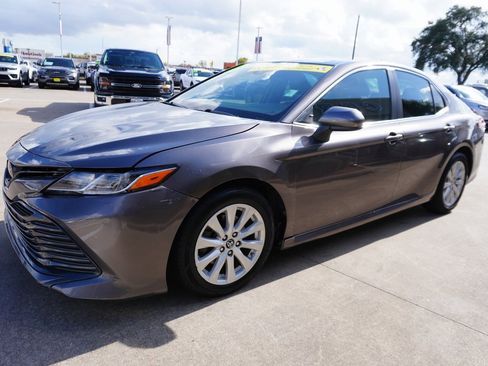 Used 2019 Toyota Camry LE image 3