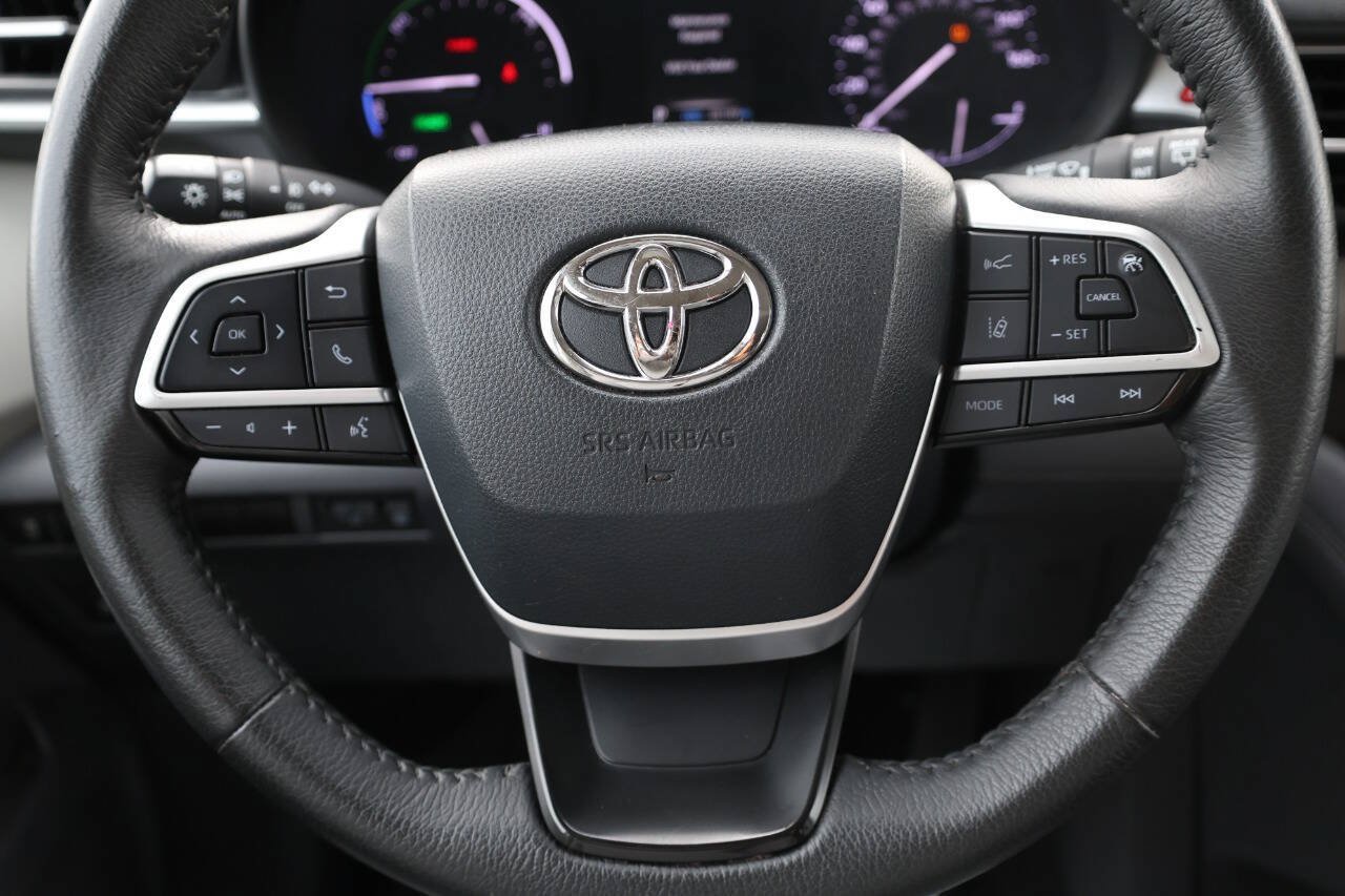 Used 2023 Toyota Sienna XLE FWD image 19