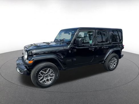 Used 2025 Jeep Wrangler Sahara image 8