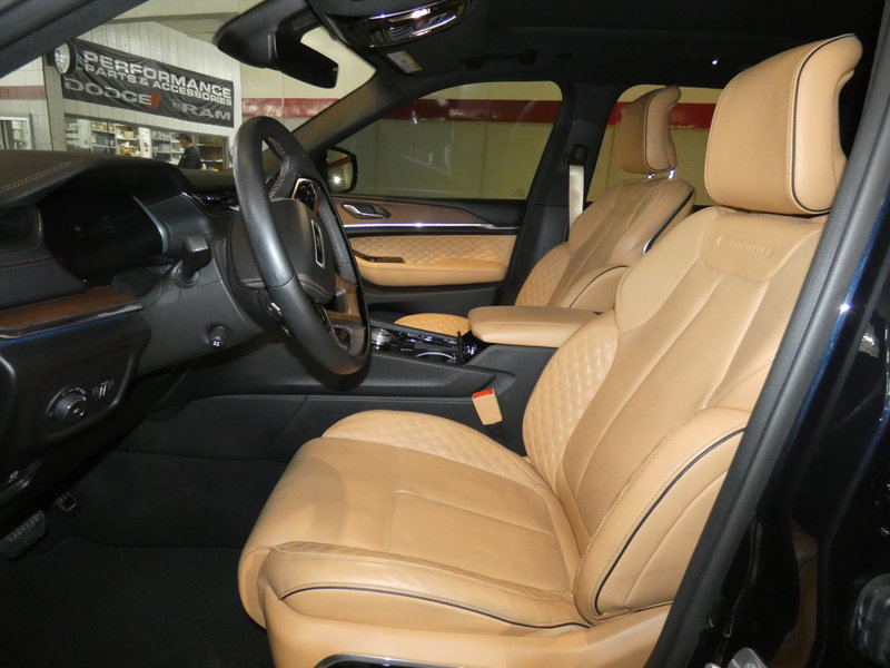 Used 2024 Jeep Grand Cherokee Summit w/ Luxury Tech Group V AWD/4WD image 11