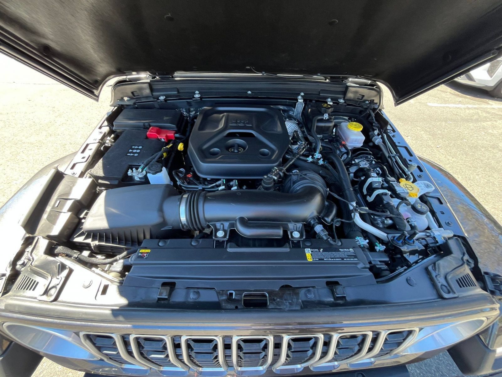 Used 2025 Jeep Wrangler Unlimited Sahara AWD/4WD image 31