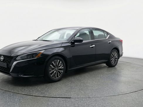 Used 2025 Nissan Altima 2.5 SV FWD image 3