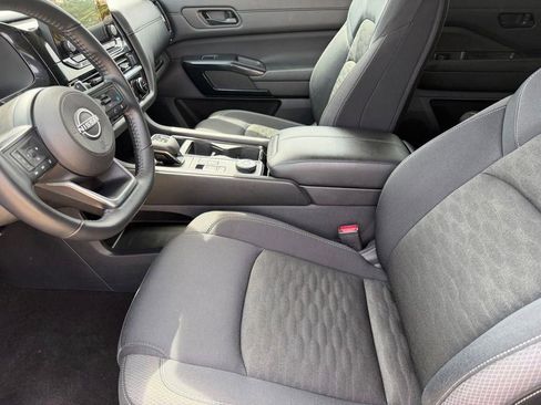 Used 2025 Nissan Pathfinder SV AWD/4WD image 9