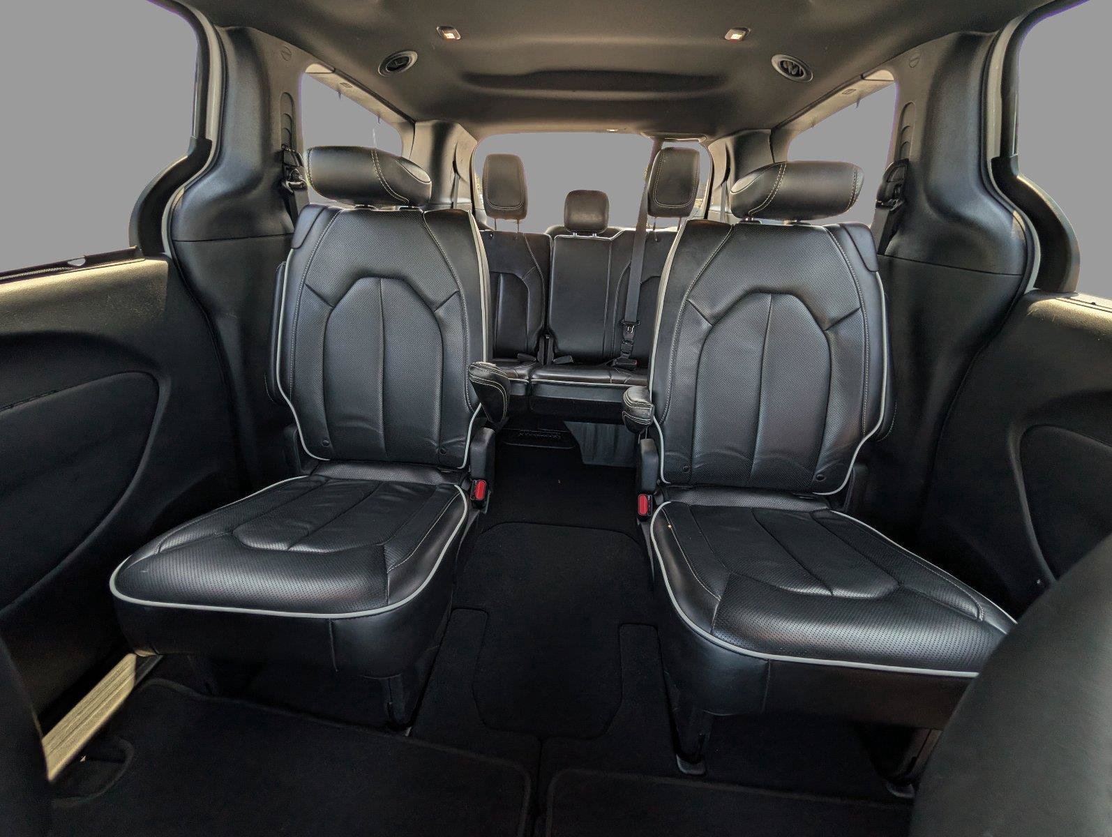 Used 2025 Chrysler Pacifica Limited FWD image 13