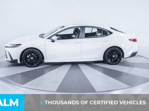 Used 2025 Toyota Camry SE image 4