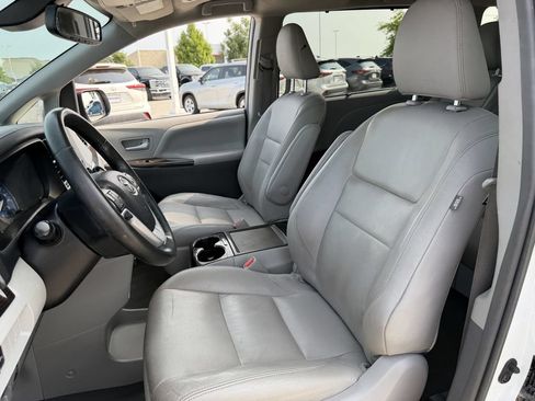 Used 2019 Toyota Sienna XLE w/ XLE Navigation Package FWD image 26