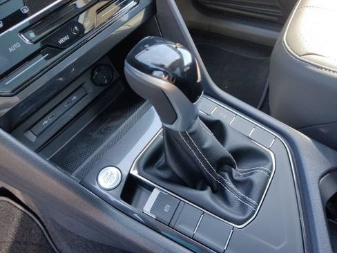 Used 2023 Volkswagen Tiguan SE w/ Panoramic Sunroof Package FWD image 14