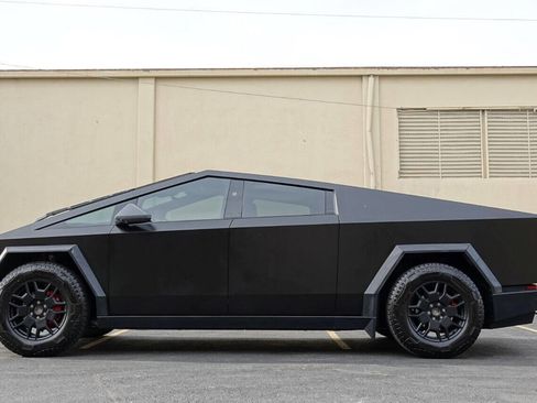 Used 2024 Tesla Cybertruck AWD Crew Cab image 12