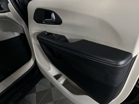 Used 2024 Chrysler Pacifica Touring-L image 35