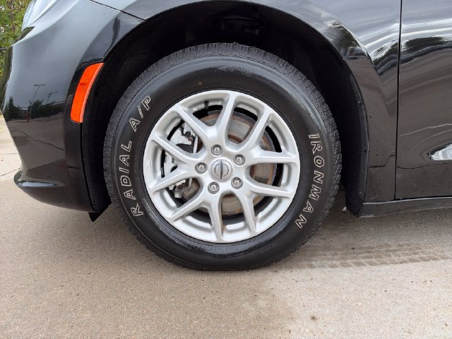 Used 2025 Chrysler Pacifica Select FWD image 9