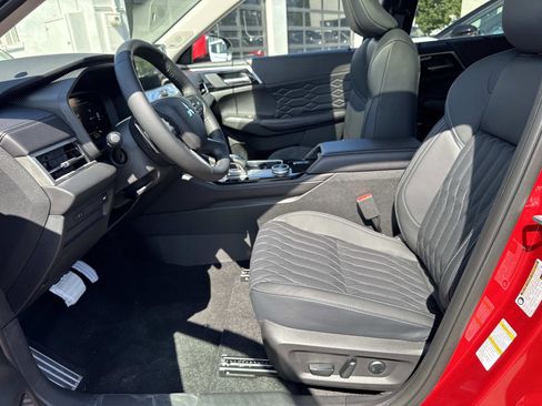 New 2025 Mitsubishi Outlander SEL image 16