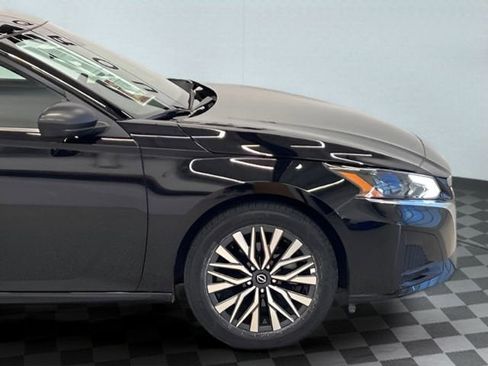 Used 2025 Nissan Altima 2.5 SV FWD image 3