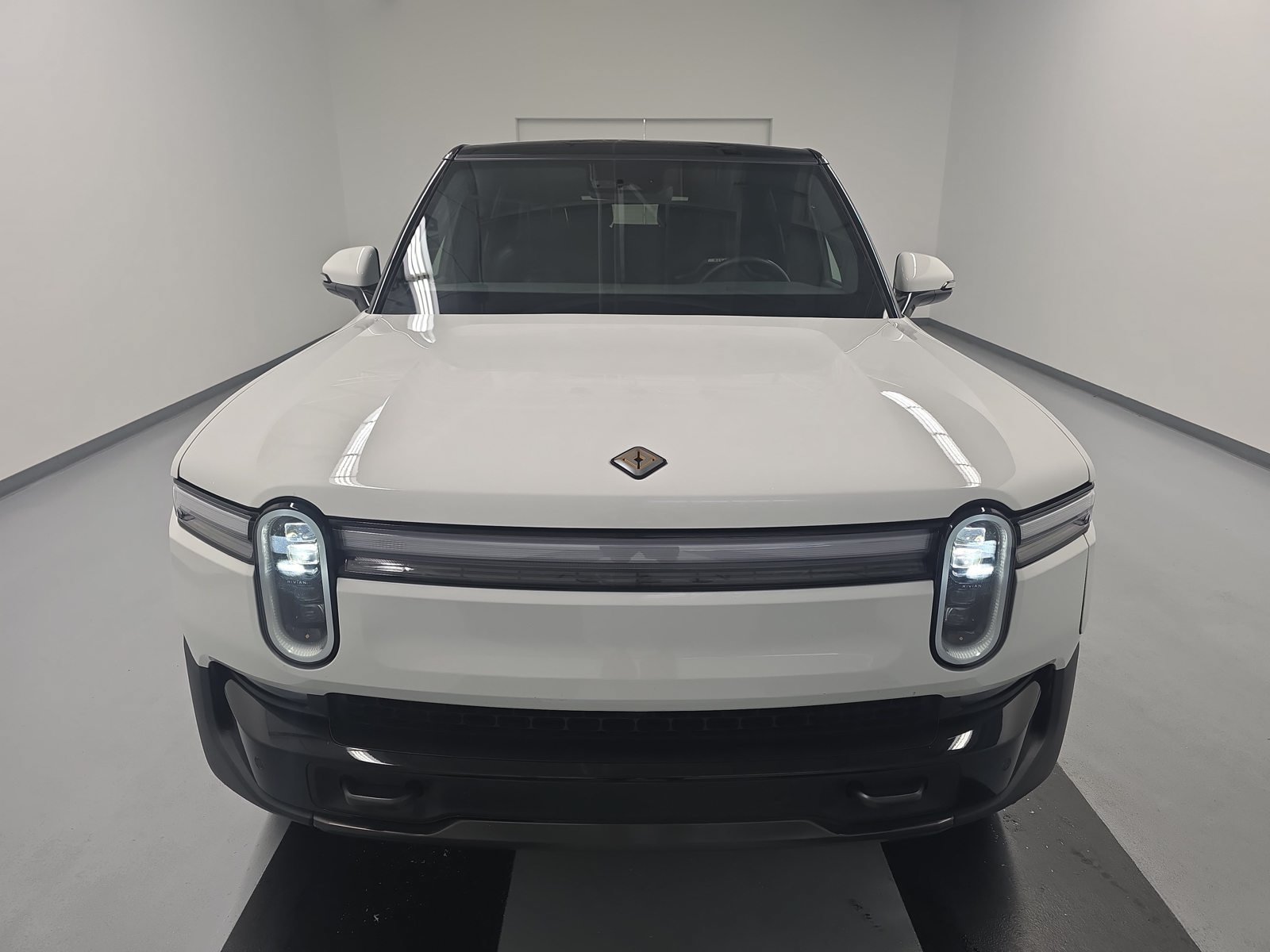 Used 2025 Rivian R1S Adventure Dual AWD/4WD image 8