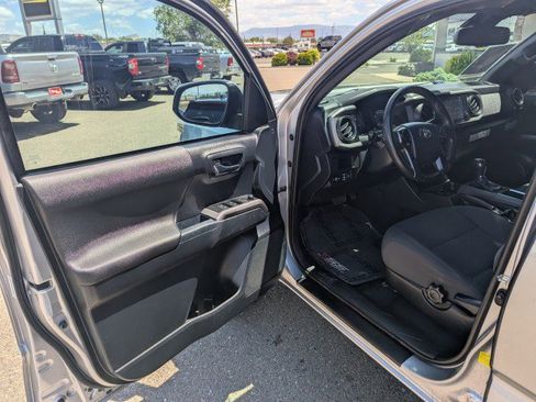 Used 2018 Toyota Tacoma TRD Off-Road AWD/4WD image 8