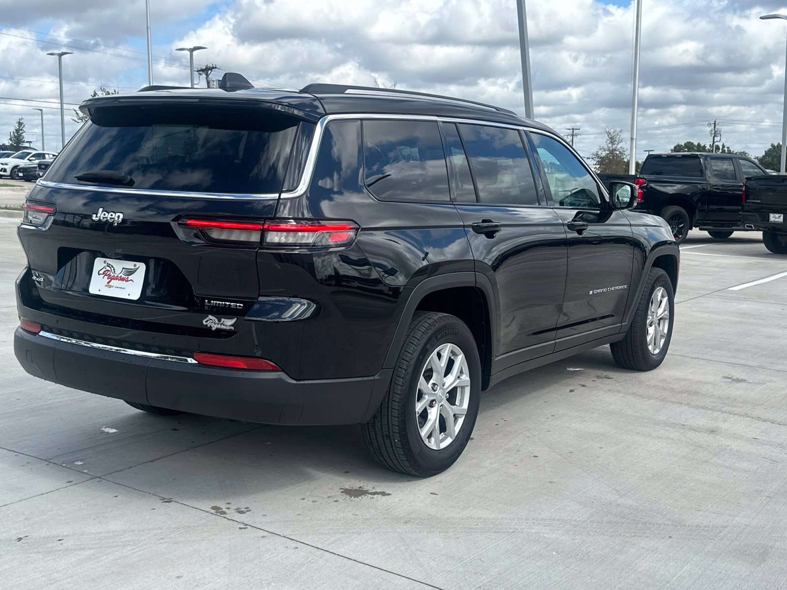 Used 2024 Jeep Grand Cherokee L Limited AWD/4WD image 5