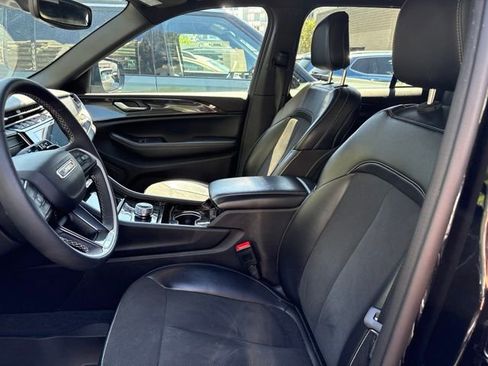 Used 2023 Jeep Grand Cherokee Altitude AWD/4WD image 7