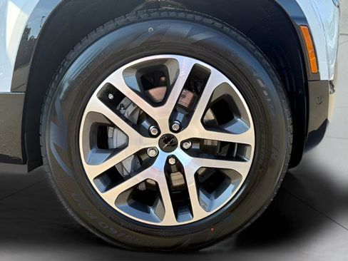 New 2026 Land Rover Defender 110 X-Dynamic SE image 10