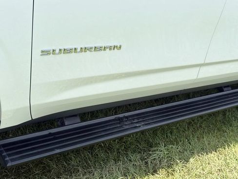 Used 2024 Chevrolet Suburban High Country w/ Premium Package 2 AWD/4WD image 18