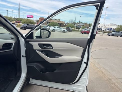 Used 2023 Nissan Rogue SV w/ SV Premium B Package image 26