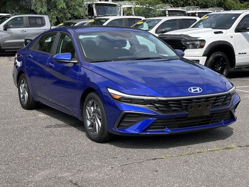 Used 2024 Hyundai Elantra SEL FWD image 5