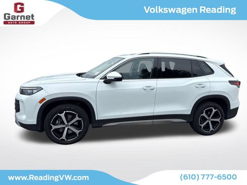 Used 2025 Volkswagen Tiguan SE w/ Panoramic Sunroof Package AWD/4WD image 2