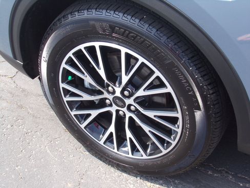 Used 2023 Ford Escape SE image 9