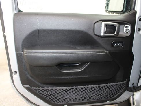 Used 2023 Jeep Gladiator Overland image 21