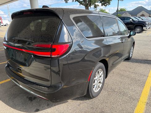 Used 2023 Chrysler Pacifica Touring-L FWD image 4