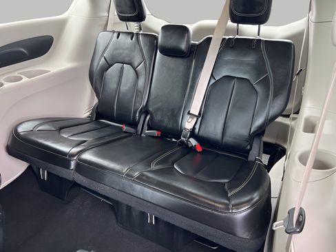 Used 2024 Chrysler Pacifica Touring-L image 58