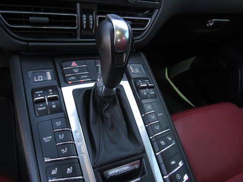 Used 2020 Porsche Macan Base image 22