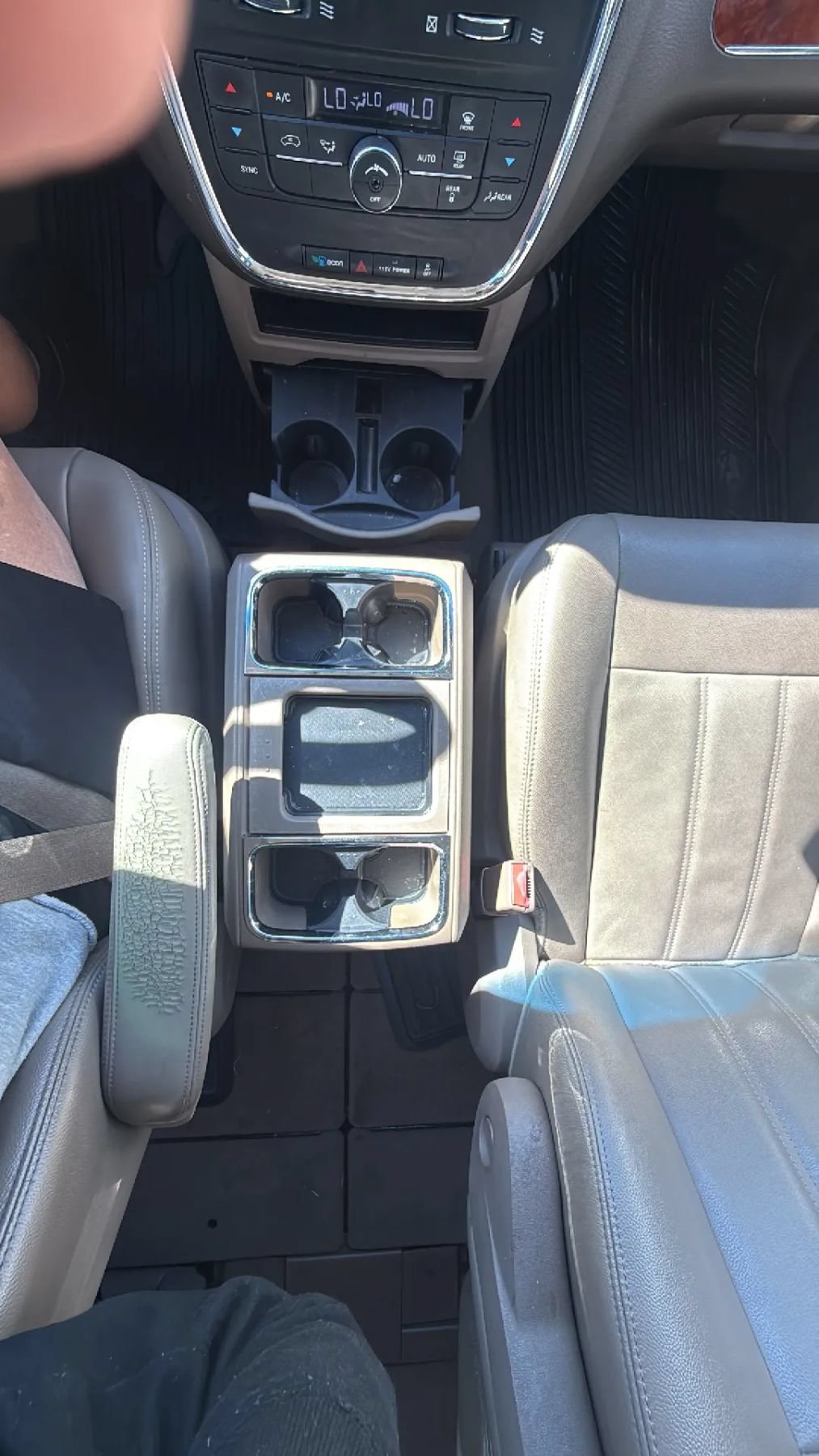 Used 2014 Chrysler Town & Country Touring FWD image 14