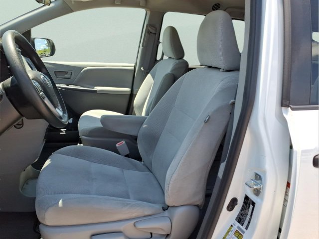 Used 2020 Toyota Sienna L FWD image 12