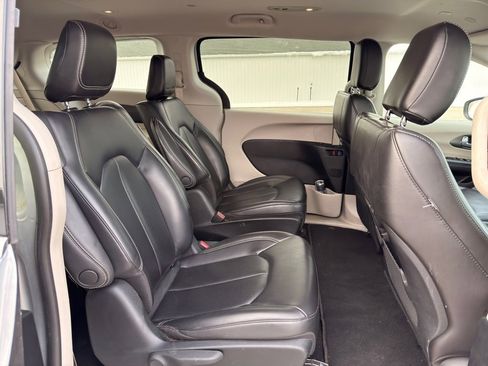 Used 2023 Chrysler Pacifica Touring-L image 38
