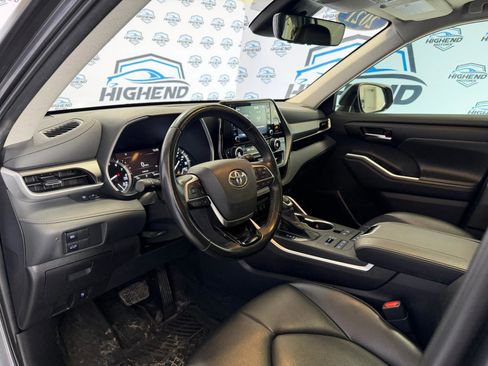 Used 2021 Toyota Highlander XLE image 14