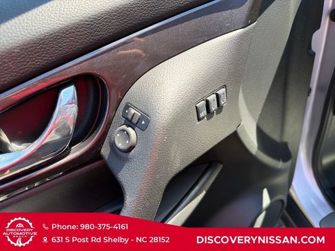 Used 2019 Nissan Rogue SV w/ Premium Package FWD image 10
