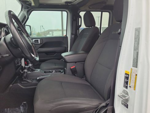 Used 2022 Jeep Gladiator Overland w/ Cold Weather Group image 17