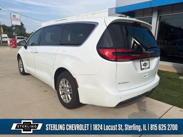 Used 2024 Chrysler Pacifica Touring-L FWD image 3