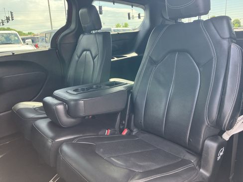 Used 2019 Chrysler Pacifica Touring-L w/ Advanced Safetytec Group FWD image 30
