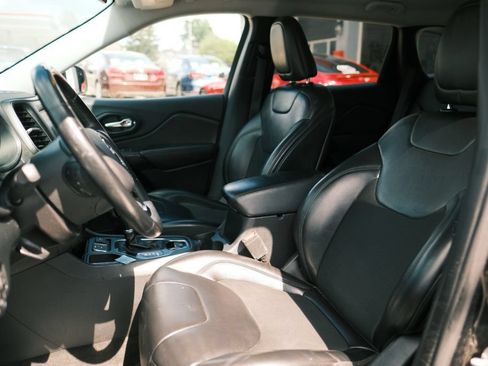 Used 2019 Jeep Cherokee Latitude Plus FWD image 10