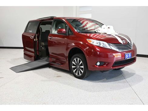 Used 2017 Toyota Sienna XLE FWD image 2