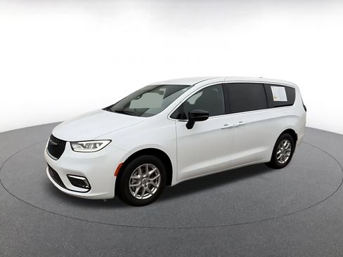 Used 2025 Chrysler Pacifica Select image 8