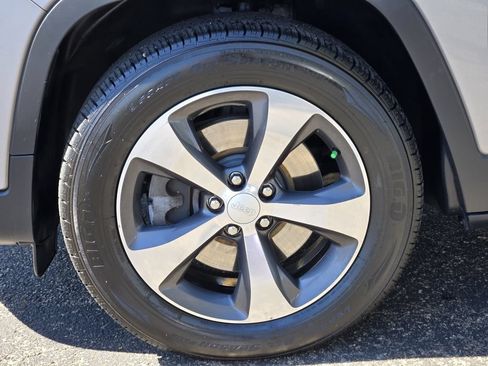 Used 2019 Jeep Cherokee Limited AWD/4WD image 8