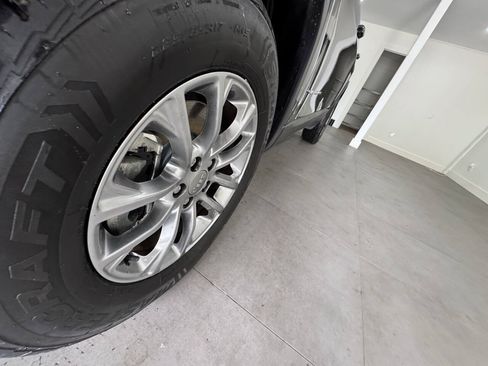 Used 2019 Jeep Cherokee Latitude Plus w/ Cold Weather Group AWD/4WD image 12