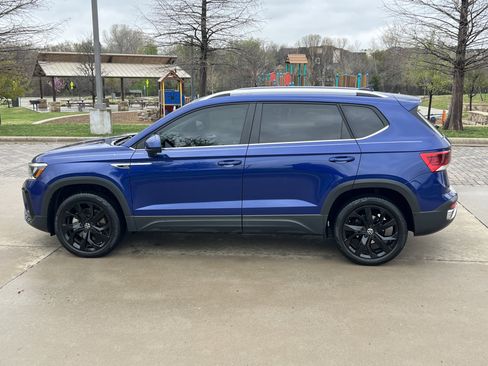 Used 2022 Volkswagen Taos SE w/ Panoramic Sunroof Package image 7