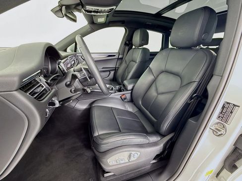 Certified 2025 Porsche Macan image 5