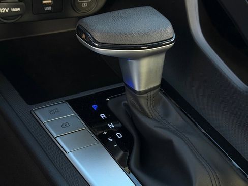 Certified 2023 Hyundai Elantra SE image 18